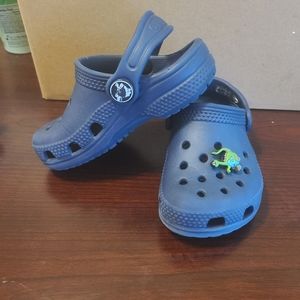 CROCS! kids 6, blue with dino charm